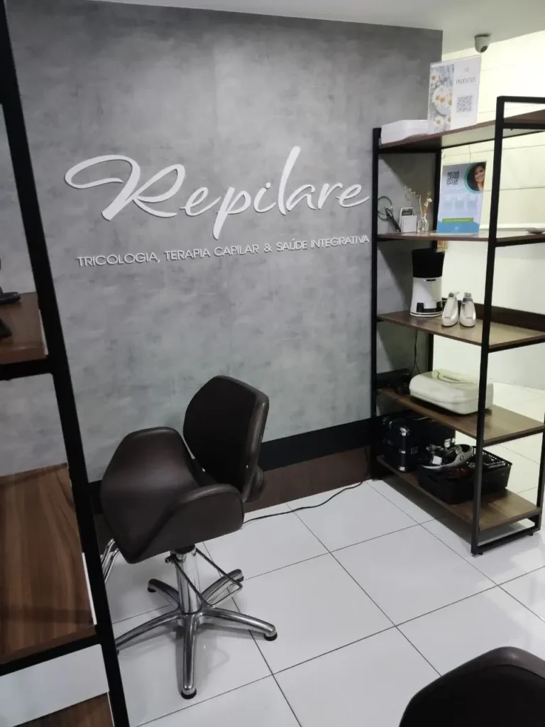 Logotipo da Repilare na parede interna da área de atendimento.